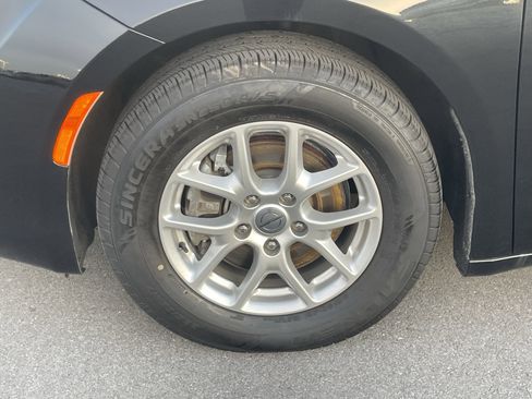 Used 2022 Chrysler Voyager LX image 11