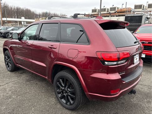 Used 2018 Jeep Grand Cherokee Altitude image 4