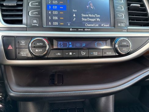 Used 2017 Toyota Highlander Limited Platinum image 39