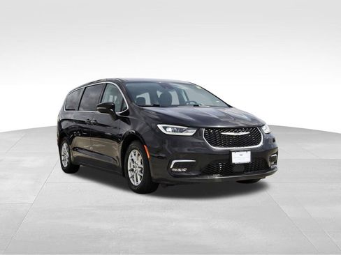 Used 2023 Chrysler Pacifica Touring-L image 1