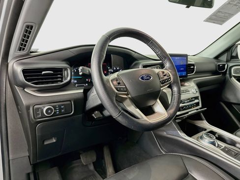 Used 2022 Ford Explorer XLT w/ Equipment Group 202A AWD/4WD image 9