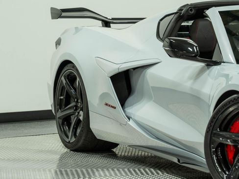 Used 2023 Chevrolet Corvette Z06 w/ Z07 Performance Package RWD image 43