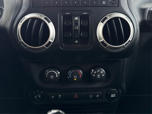 Used 2017 Jeep Wrangler Unlimited Rubicon w/ Connectivity Group image 28