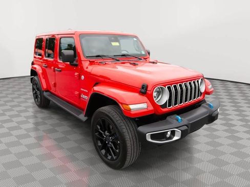 Used 2024 Jeep Wrangler Unlimited Sahara w/ Technology Group AWD/4WD image 3