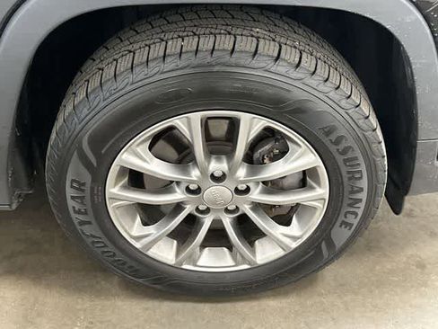 Used 2020 Jeep Cherokee Latitude Plus w/ Comfort/Convenience Group AWD/4WD image 5