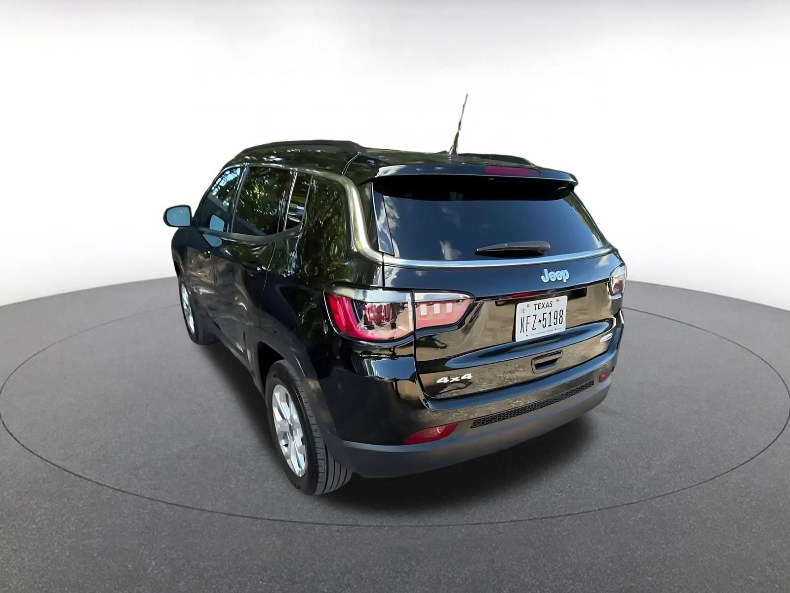 Used 2025 Jeep Compass Latitude AWD/4WD image 10
