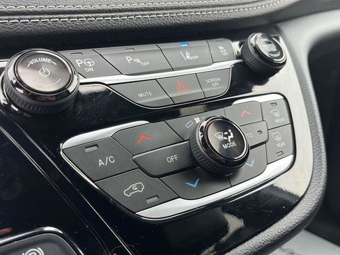 Used 2024 Chrysler Pacifica Limited image 18