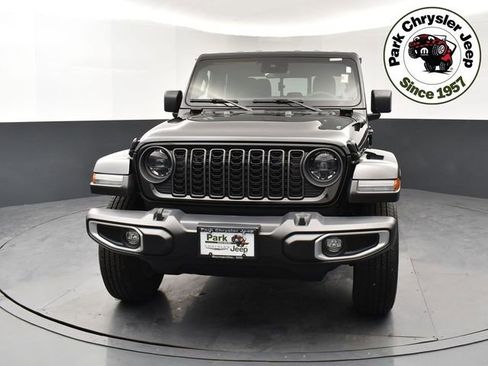 Used 2024 Jeep Gladiator Sport image 2