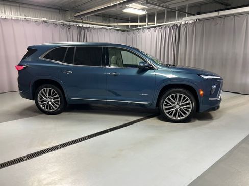 Used 2025 Buick Enclave Avenir w/ Super Cruise Package image 8