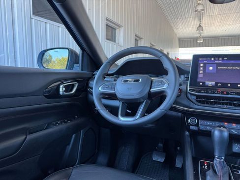 Used 2025 Jeep Compass Trailhawk image 35