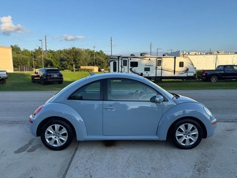 Used 2010 Volkswagen Beetle Coupe FWD image 5