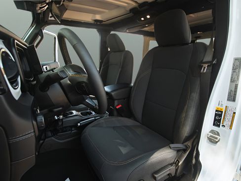 Used 2024 Jeep Wrangler Unlimited Sahara AWD/4WD image 18