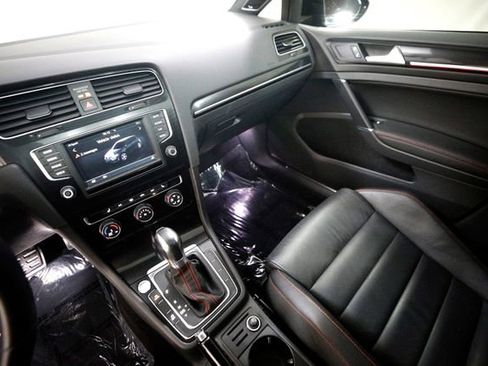 Used 2017 Volkswagen GTI SE image 8