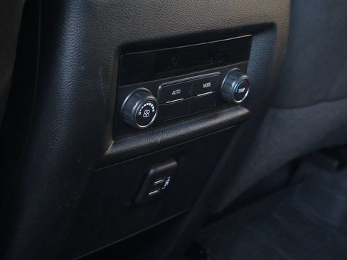 Used 2023 Chevrolet Traverse LT FWD image 34
