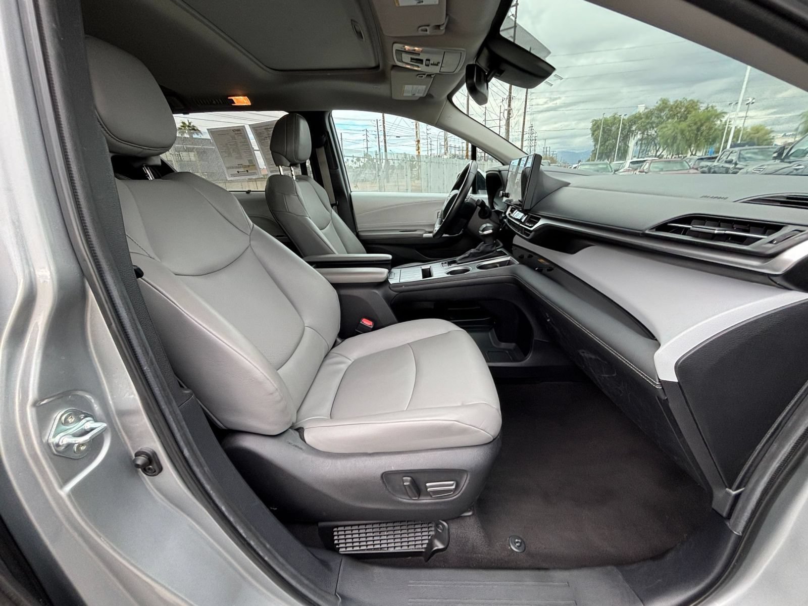 Used 2025 Toyota Sienna XLE FWD image 27