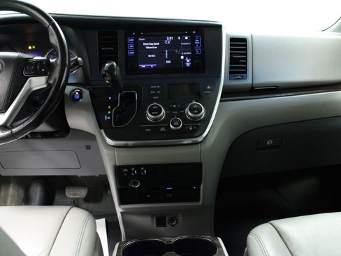 Used 2017 Toyota Sienna XLE image 20