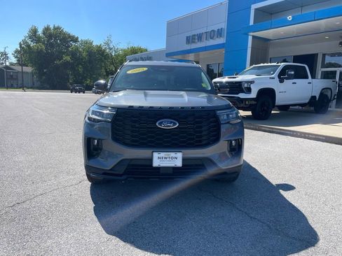 Used 2025 Ford Explorer ST-Line w/ ST-Line Street Pack AWD/4WD image 2
