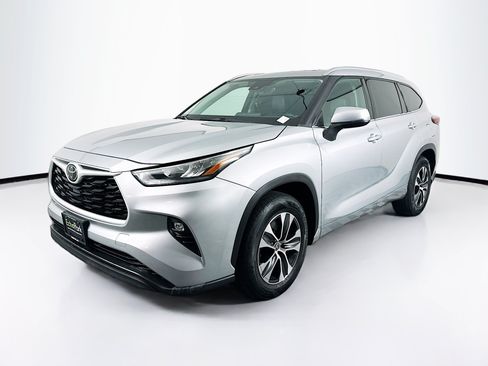 Used 2020 Toyota Highlander XLE FWD image 3