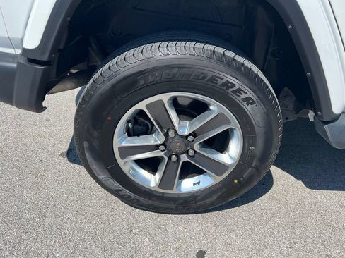 Used 2019 Jeep Wrangler Unlimited Sahara AWD/4WD image 11