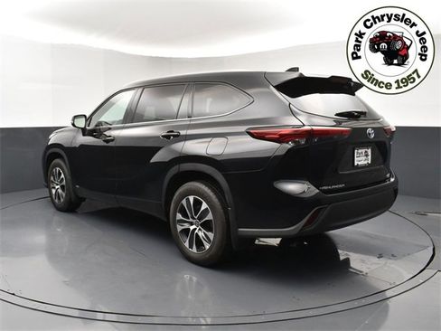 Used 2022 Toyota Highlander XLE image 4