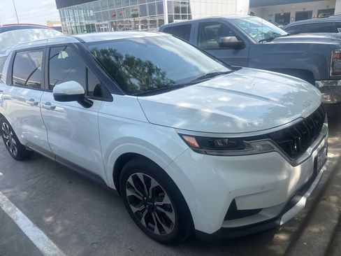 Used 2023 Kia Carnival EX FWD image 2