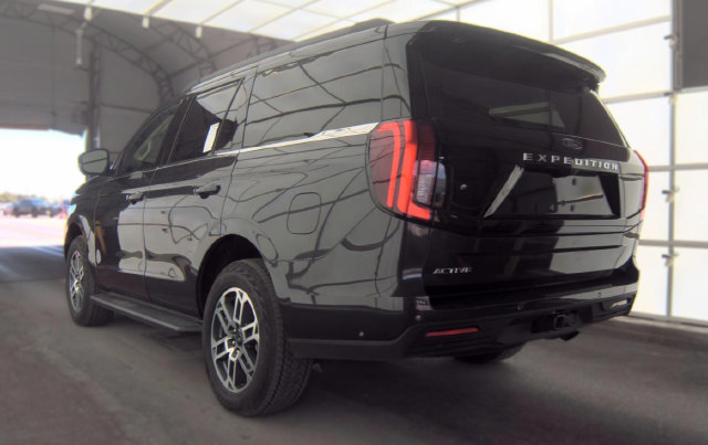 Used 2025 Ford Expedition Active AWD/4WD image 4
