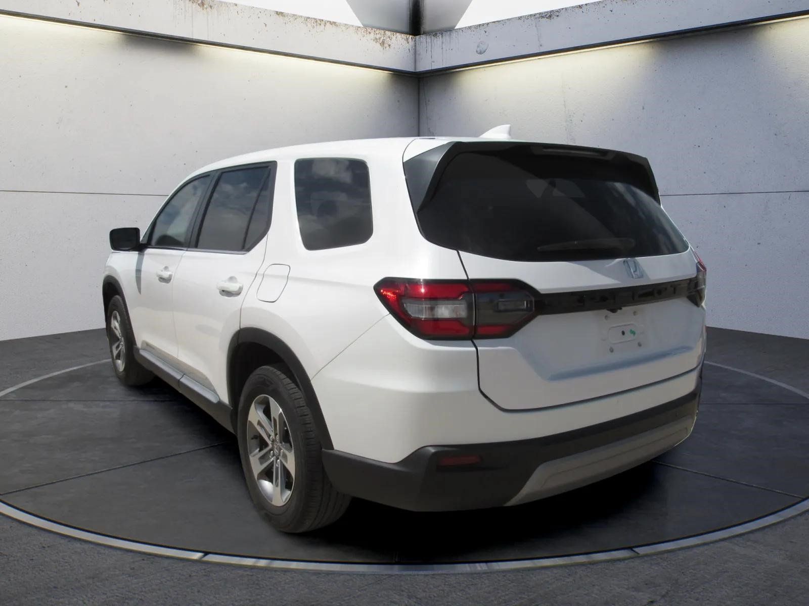 Used 2024 Honda Pilot EX-L image 4