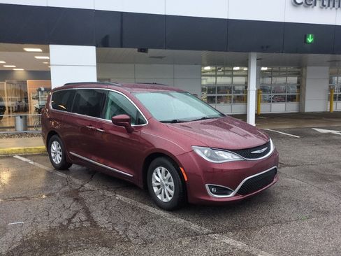 Used 2017 Chrysler Pacifica Touring-L image 4