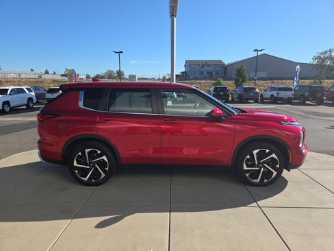 Used 2023 Mitsubishi Outlander SE image 6