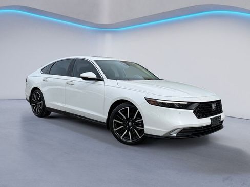 Used 2023 Honda Accord Touring image 2