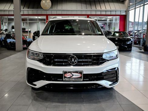 Used 2024 Volkswagen Tiguan SE R-Line image 2