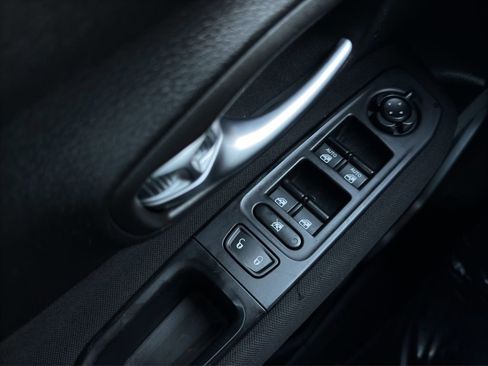 Used 2018 Jeep Renegade Latitude w/ Cold Weather Group image 11