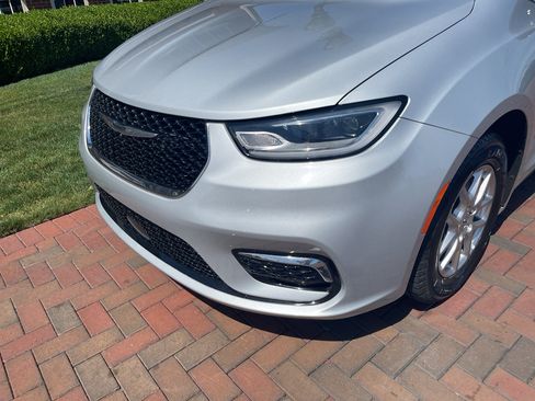 Used 2024 Chrysler Pacifica Touring-L FWD image 2