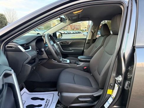 Used 2021 Toyota RAV4 LE image 13