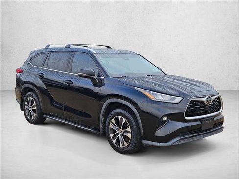 Used 2020 Toyota Highlander XLE image 3