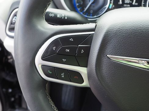 Used 2024 Chrysler Pacifica Touring-L FWD image 27