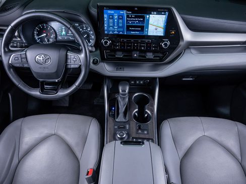 Used 2021 Toyota Highlander Limited image 17