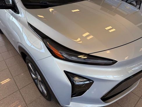 Used 2022 Chevrolet Bolt EUV LT w/ Convenience Package FWD image 9
