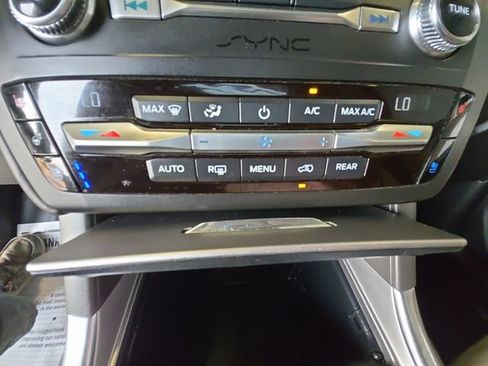 Used 2020 Ford Explorer Platinum w/ Premium Technology Package AWD/4WD image 17