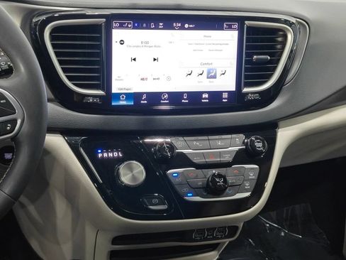 Used 2024 Chrysler Pacifica Touring-L FWD image 6