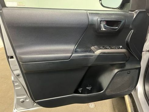 Used 2017 Toyota Tacoma TRD Off-Road AWD/4WD image 20