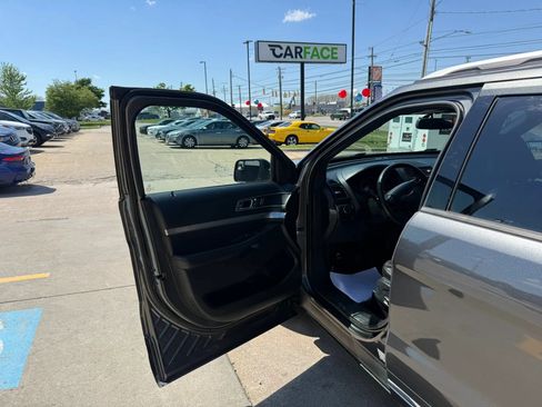 Used 2018 Ford Explorer XLT w/ Equipment Group 202A AWD/4WD image 18
