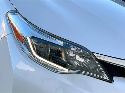 Used 2018 Toyota Avalon Limited image 27