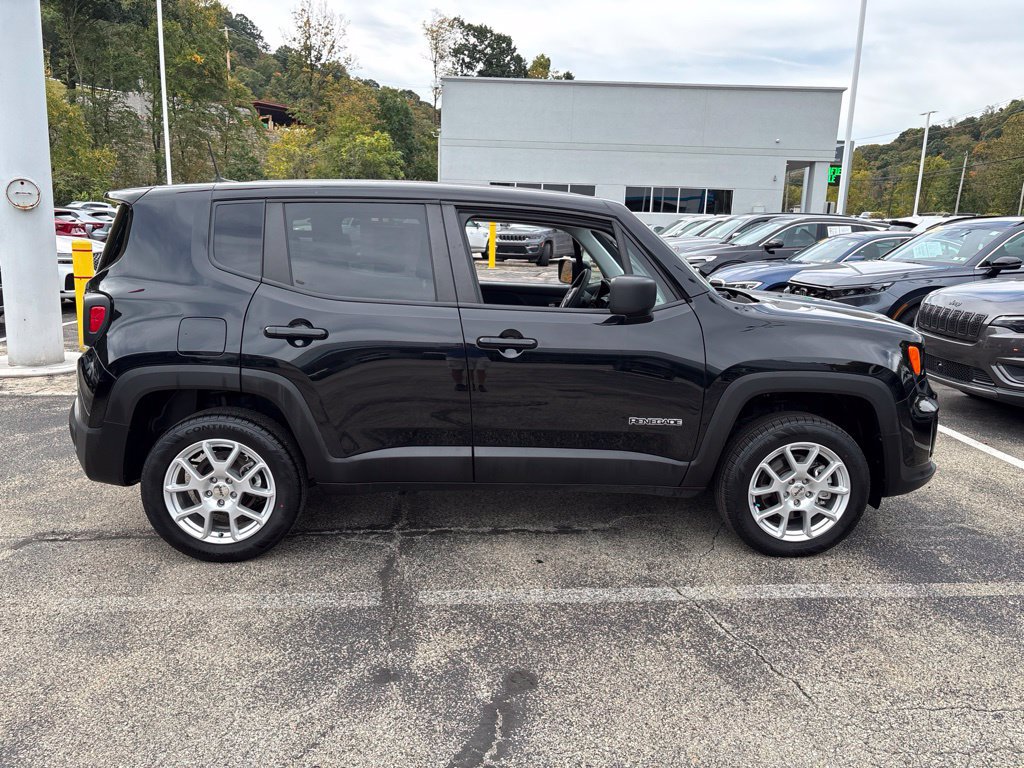 Used 2023 Jeep Renegade Latitude AWD/4WD image 6