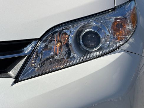 Used 2019 Toyota Sienna XLE w/ XLE Navigation Package AWD/4WD image 48