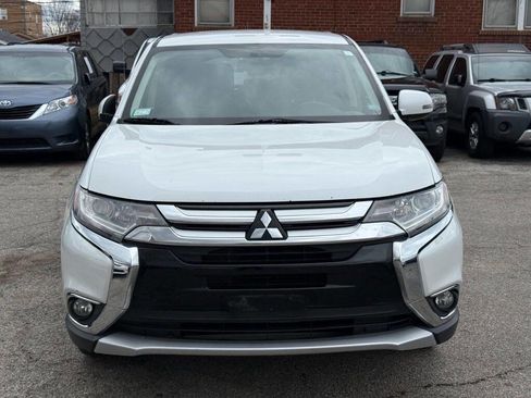Used 2016 Mitsubishi Outlander SE image 2