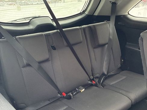 Used 2017 Toyota Highlander LE image 6