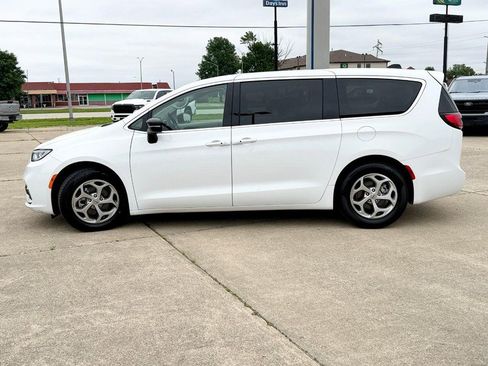 Used 2024 Chrysler Pacifica Limited FWD image 6