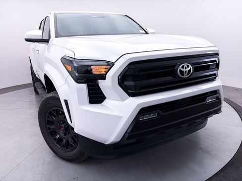 Used 2025 Toyota Tacoma SR5 AWD/4WD image 3