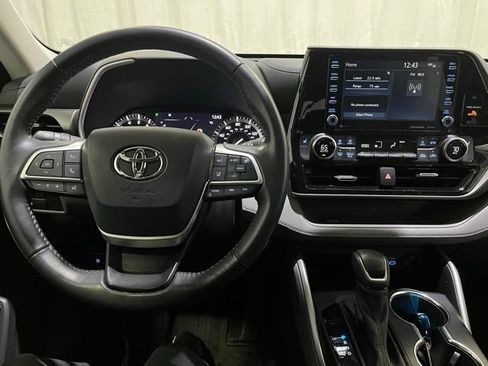 Used 2022 Toyota Highlander XLE AWD/4WD image 23